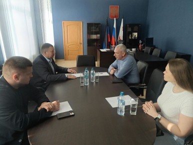 В марте состоялась рабочая встреча Министра цифрового развития государственного управления, информационных технологий и связи ДНР Дмитрия Ухова с Главой Снежного Сергеем Ермаковым