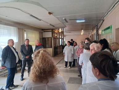 Сегодня, 19 марта 2026 года, в рамках проекта «Управдом», депутат Донецкого городского Совета ДНР Михаил Рыбаков провел встречу с трудовым коллективом ГБУ «ЦПМСП № 5 г. Донецка» по адресу: ул. Кольцова, 25