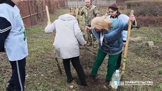 Лариса Толстыкина: На территории социально-реабилитационного центра для несовершеннолетних города Донецка прошла акция «Сад памяти»