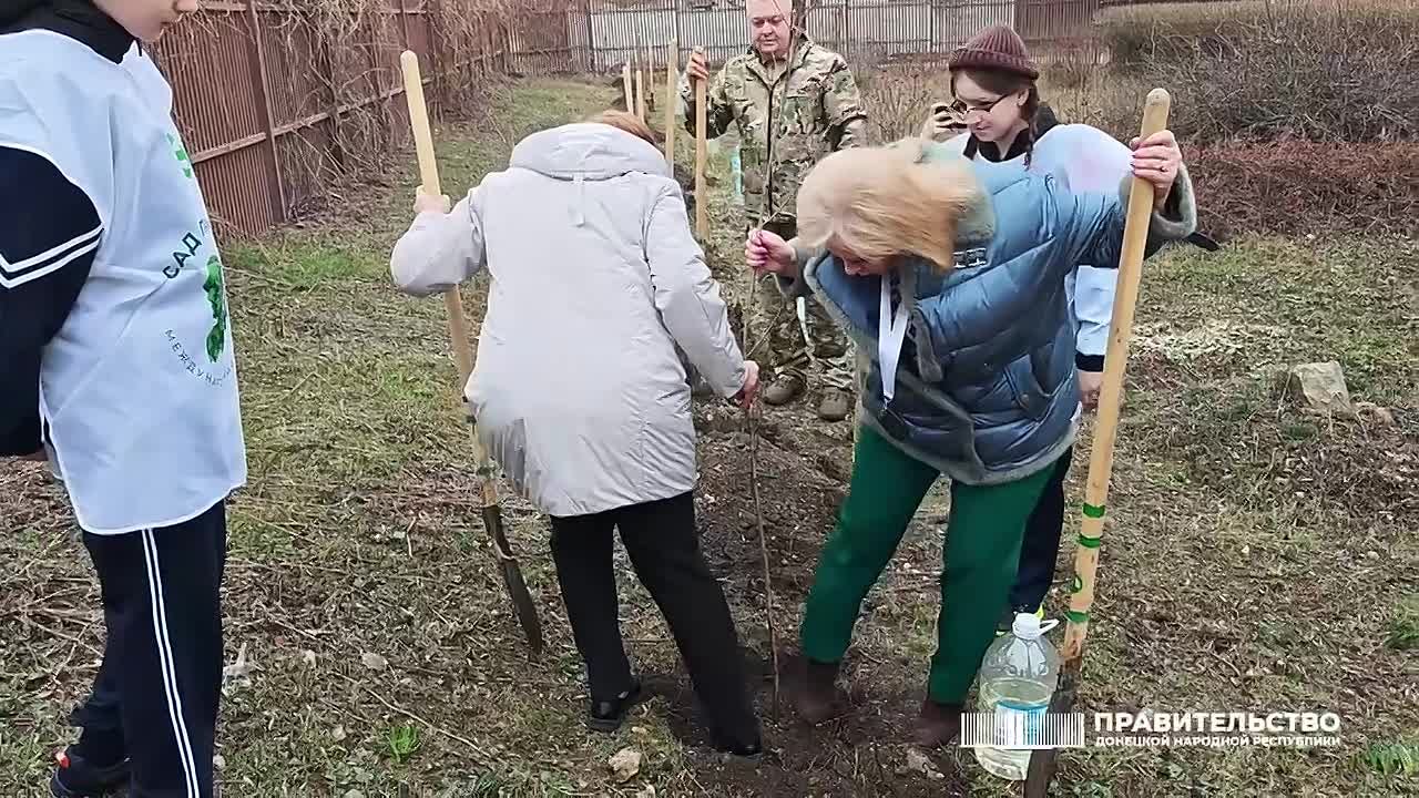 Лариса Толстыкина: На территории социально-реабилитационного центра для несовершеннолетних города Донецка прошла акция «Сад памяти»