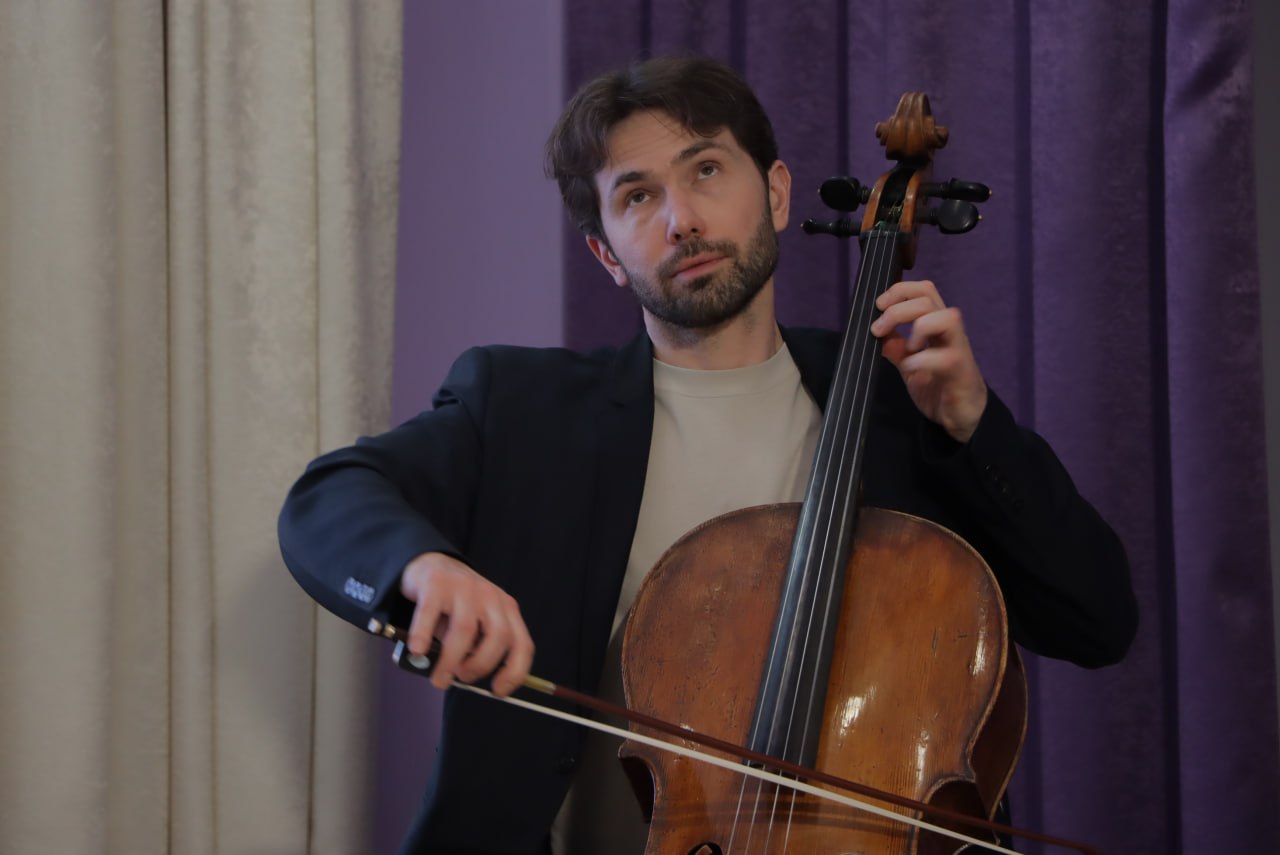 Мастер-класс виолончелиста-виртуоза Георгия Гусева закончился незапланированной импровизацией