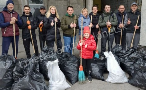 Сотрудники управления по физической культуре и спорту, а также культурных и спортивных учреждений не остались в стороне и приняли активное участие в субботнике!