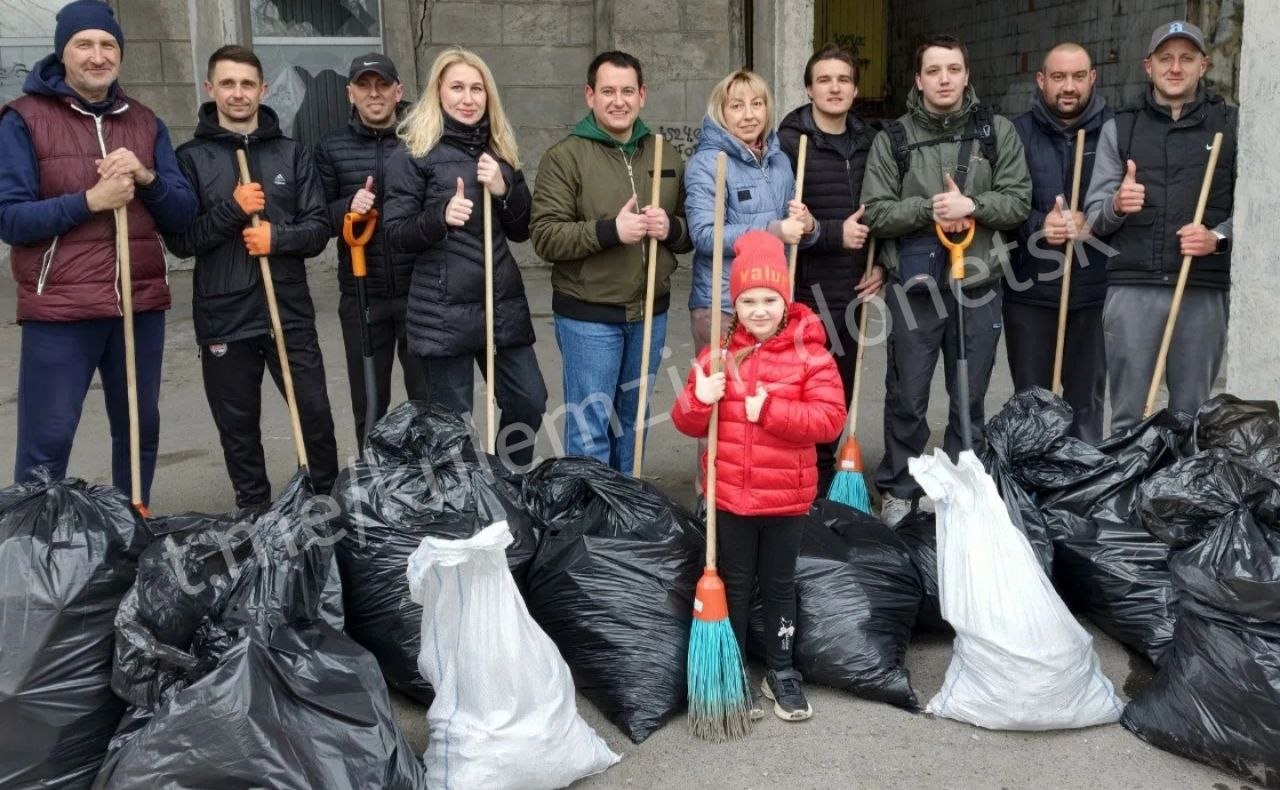 Сотрудники управления по физической культуре и спорту, а также культурных и спортивных учреждений не остались в стороне и приняли активное участие в субботнике!