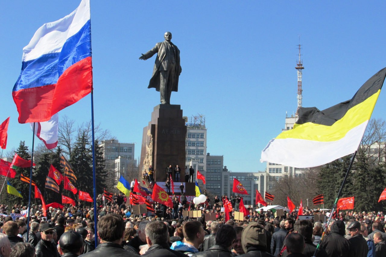 К 12 годовщине событий февраля 2014 года сидел в служебной машине около площади Ленина города Донецка, который медленно, но уверенно становился вторым домом, и смотрел, как улицу заливает теплый февральский дождь и в голове...