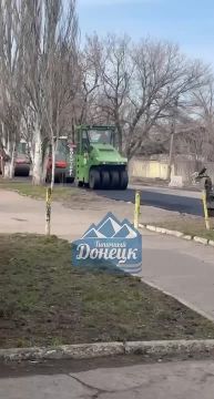 Танцоры, укладывающие асфальт, замечены в Петровском районе Донецка