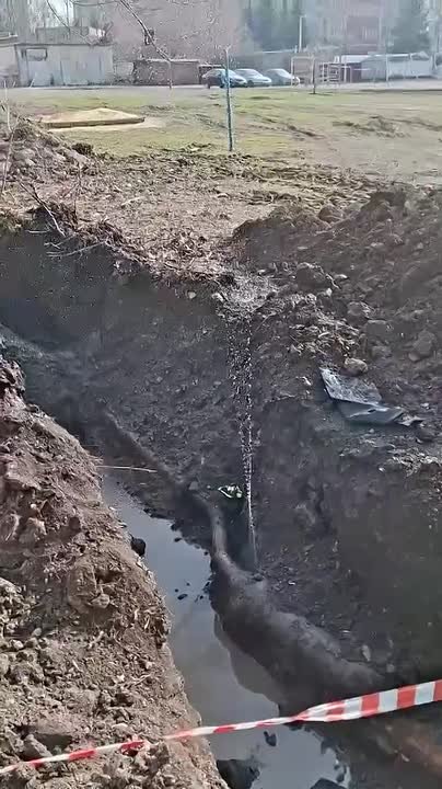 Фонтан из труб образовался на Зелёном в Макеевке