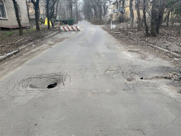 Проваливается асфальт на улице Левицкого, 17 в Донецке