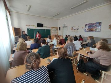 Депутат Старобешевского муниципального совета Донецкой Народной Республики от партии «ЕДИНАЯ РОССИЯ» Светлана Матющенко провела встречу с трудовым коллективом Комсомольской школы № 1