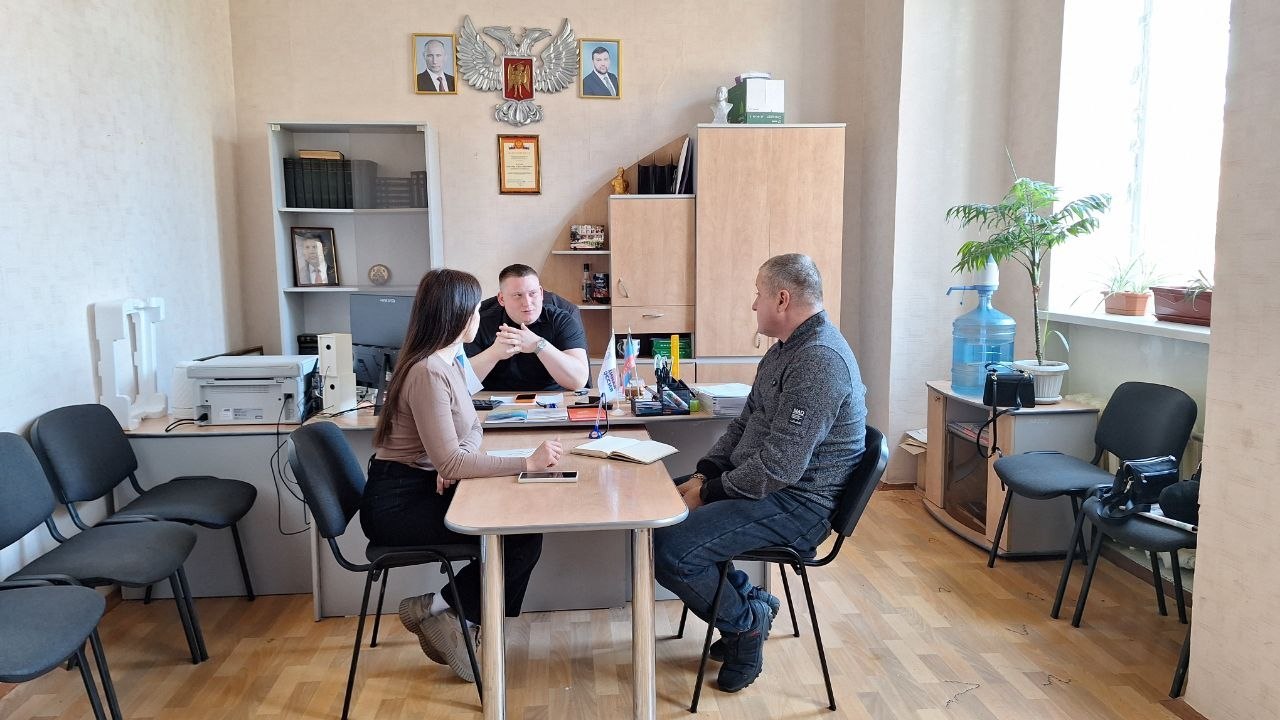 Депутат Старобешевского муниципального совета Донецкой Народной Республики от партии «ЕДИНАЯ РОССИЯ» Александр Шевлюгин провел встречу с трудовым коллективом Новосветского территориального отдела