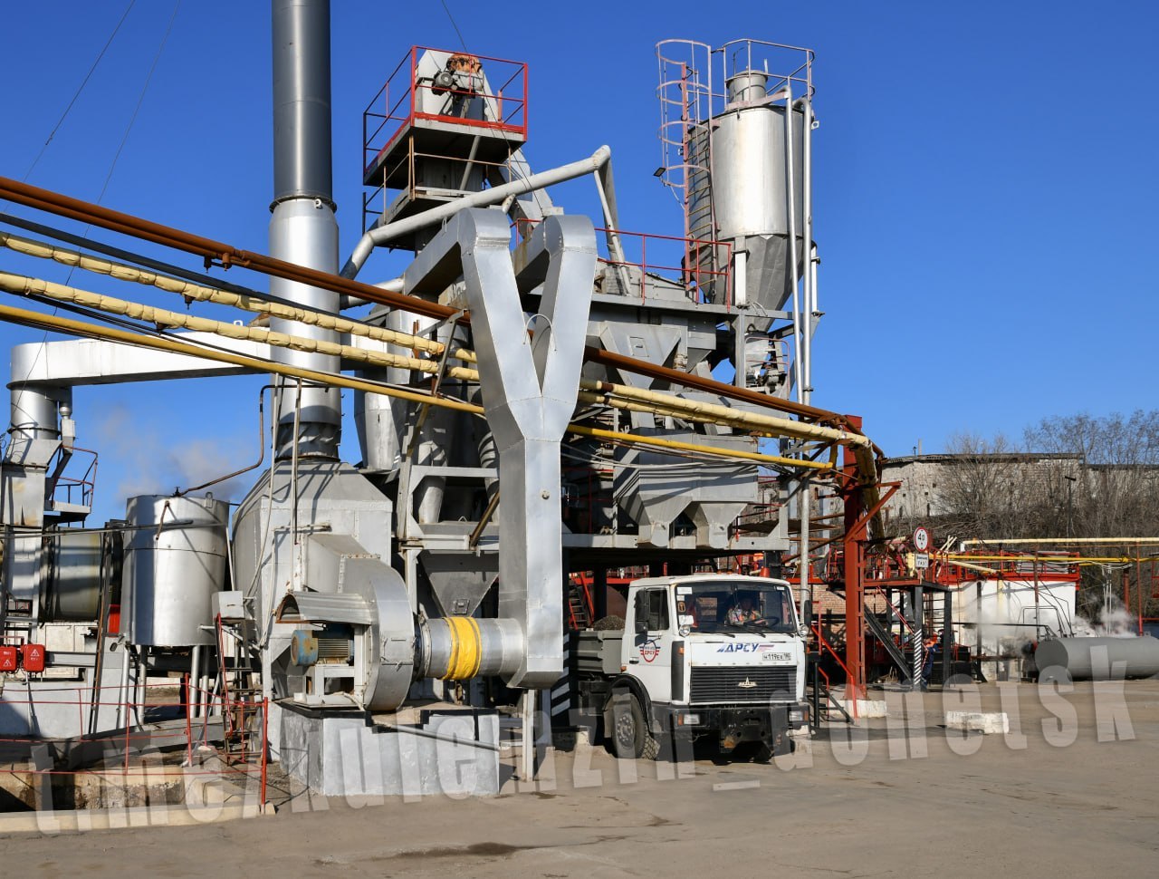 В новом сезоне ремонта дорог запущен асфальтобетонный завод, работающий на базе Донецкого ДРСУ