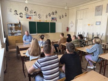 Сегодня, 23 марта 2026 года, в рамках проекта «Управдом», депутат Донецкого городского Совета ДНР Михаил Рыбаков провел встречу с трудовым коллективом ГБОУ "Школа № 94 г. о. Донецк" по адресу: ул. Конева, 28