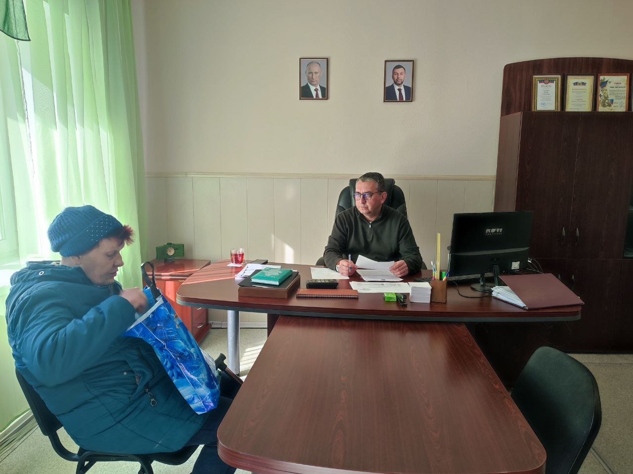 Сегодня, 23 марта 2026 года, и. о. руководителя Управы Кировского внутригородского района Администрации городского округа Донецк ДНР Роман Гладких провел личный прием граждан