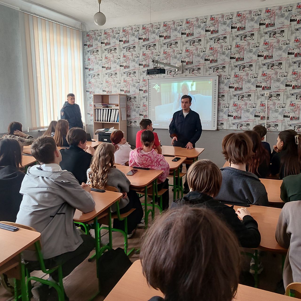 В Донецке полицейские проводят беседы по профилактике мошенничества