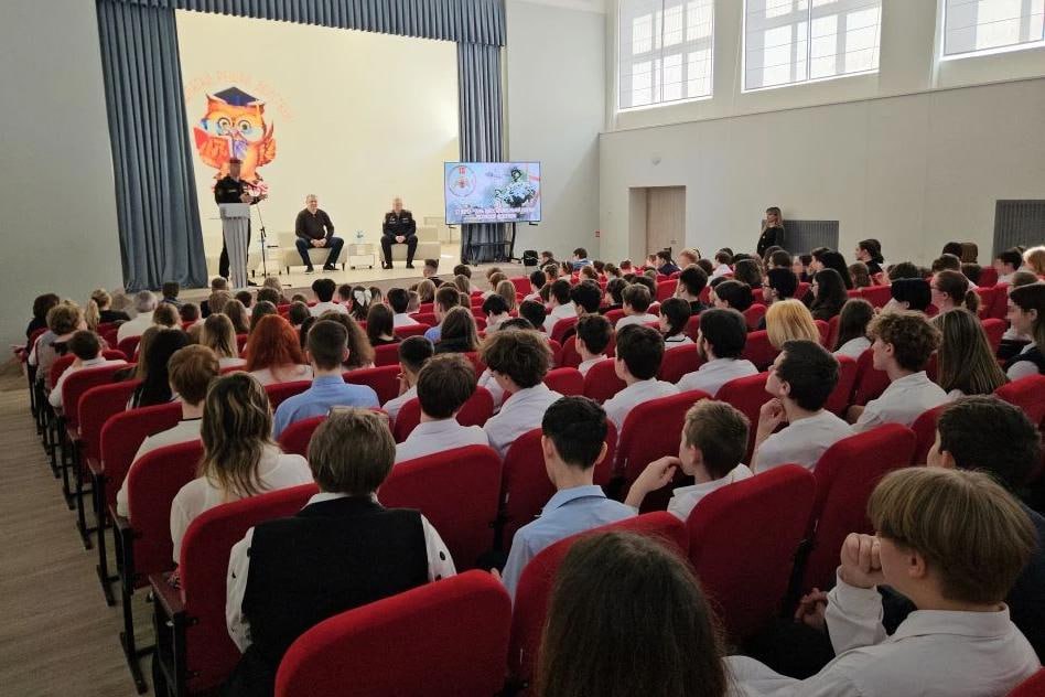 В Донецке начальник Главного управления Росгвардии провел урок мужества в местном лицее