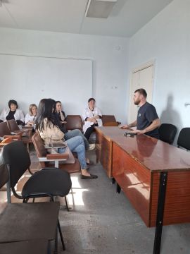 Депутат Старобешевского муниципального совета от Партии "ЕДИНАЯ РОССИЯ" Евгений Балабанов провел встречу с трудовым коллективом Старобешевской центральной районной больницы, осветив ключевые вопросы жизнедеятельности округа