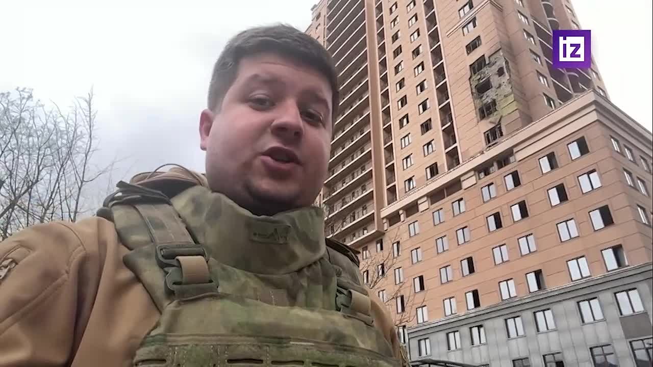 Последствия прилета ударного БПЛА самолетного типа в многоэтажной жилой застройке в Ворошиловском районе Донецка показал корреспондент "Известий" Евгений Быковский