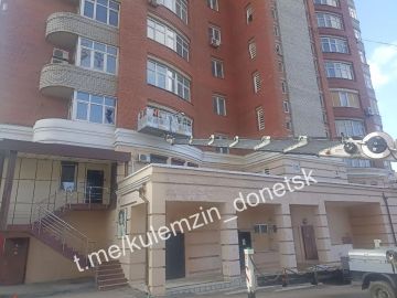 Специалисты предприятия «Мосводосток» шефа-региона г. Москва выполняют работы по закрытию теплового контура в многоквартирных домах, пострадавших в результате вчерашней атаки укрофашистов в Ворошиловском районе