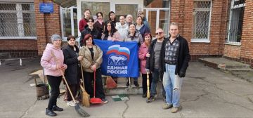 К субботнику присоединились сотрудники общеобразовательных учреждений Кировского внутригородского района города Донецк!