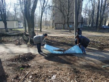 К субботнику присоединились сотрудники общеобразовательных учреждений Кировского внутригородского района города Донецк!