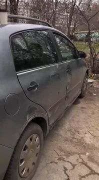 Неизвестный ударил припаркованный автомобиль и скрылся