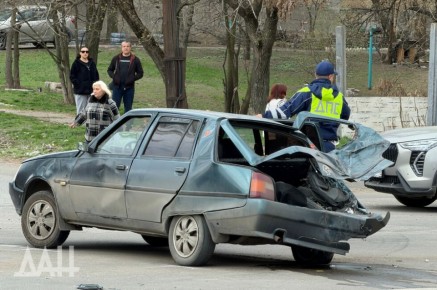 В Донецке грузовик въехал на автостанцию, погибли 2 человека и один пострадал
