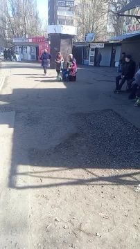 Уличный музыкант играет на Текстильщике в Донецке