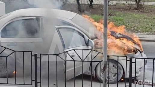 Автомобиль загорелся сегодня в центре в центре Донецка