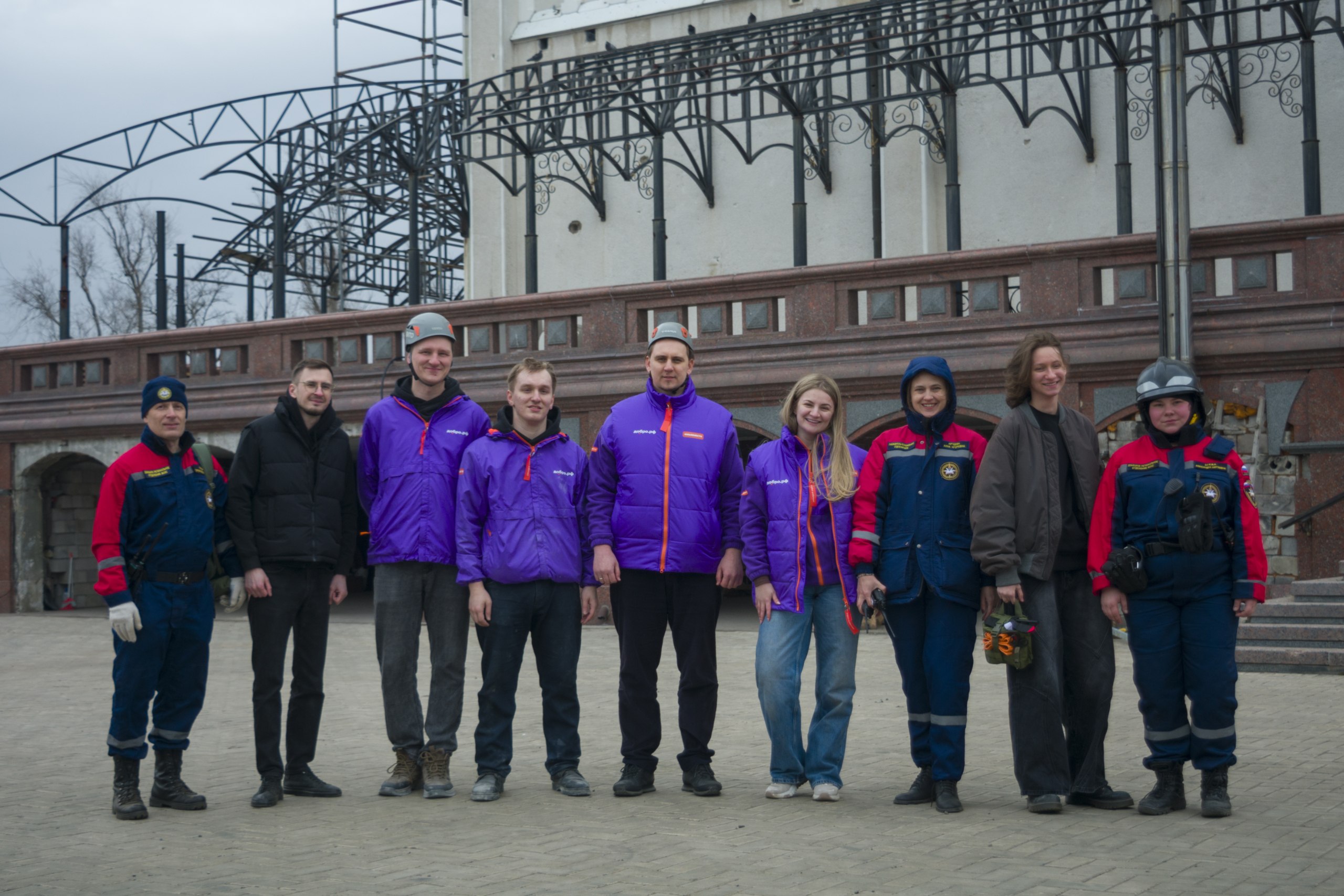 Разбирали завалы, заготавливали дрова, ухаживали за клумбами — добровольцы Донецкого РО ВСКС, победители и финалисты премии «#МЫВМЕСТЕ» со всей страны потрудились в Свято-Успенском Николо-Васильевском монастыре в Никольском