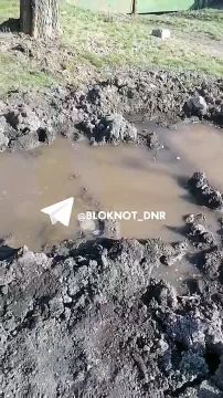 На ул. Садовой в пгт Пролетарском в Макеевке из-под земли бьет гейзер