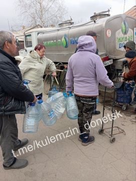 Алексей Кулемзин: Сегодня донецкие производители воды организовали бесплатную доставку питьевой воды жителям Пролетарского района
