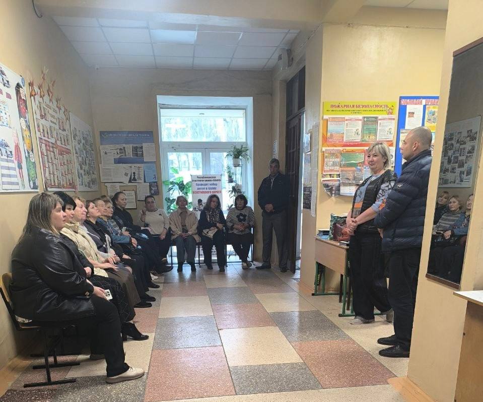 31 марта заместитель руководителя Управы Ворошиловского внутригородского района Администрации городского округа Донецк Денис Григорьев и депутат Донецкого городского совета Лилия Ошурко, встретились с жителями района