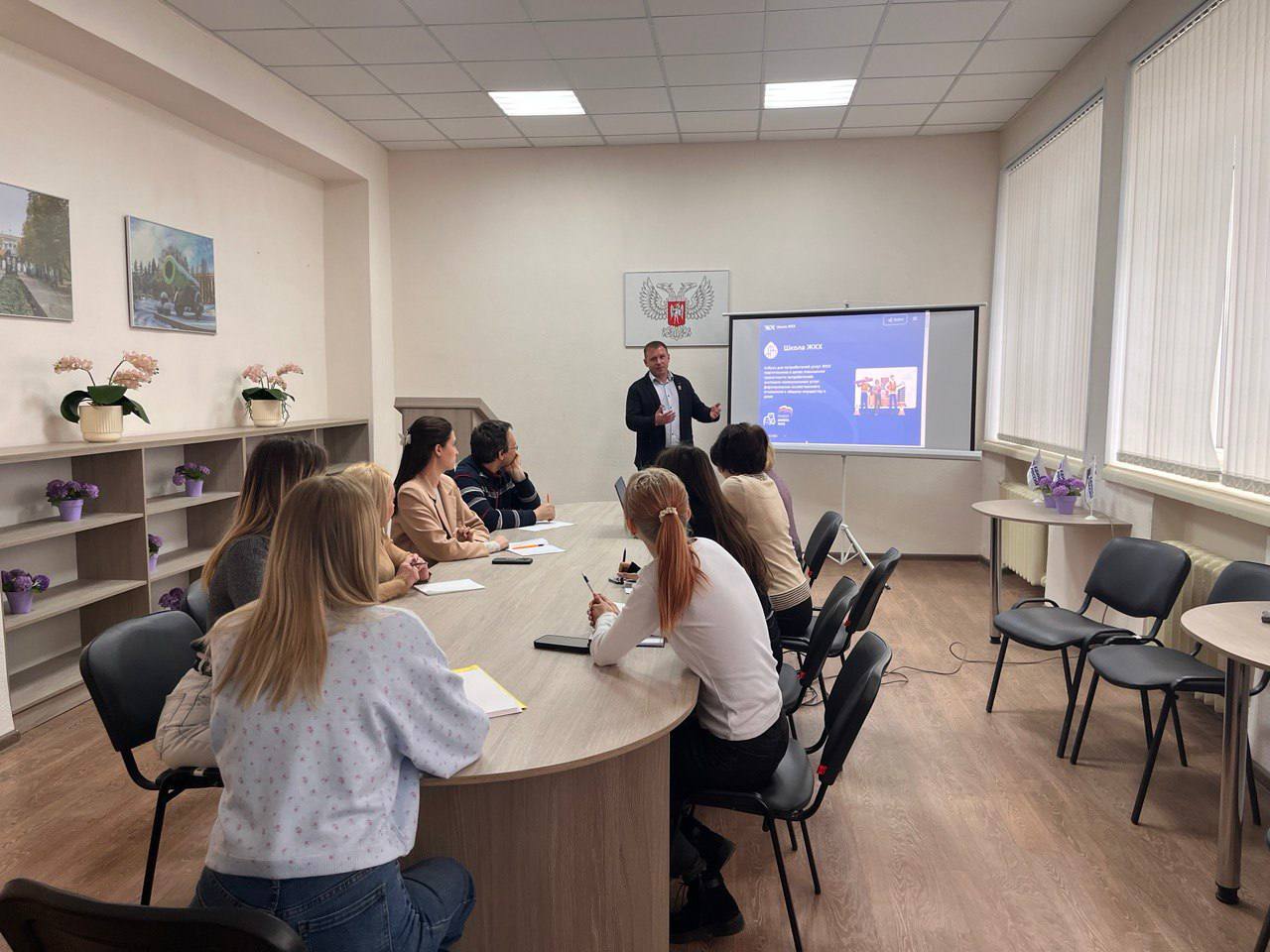 Сегодня в Управе Ворошиловского района состоялся Круглый стол в рамках партийного проекта «Единой России» «Школа ЖКХ»