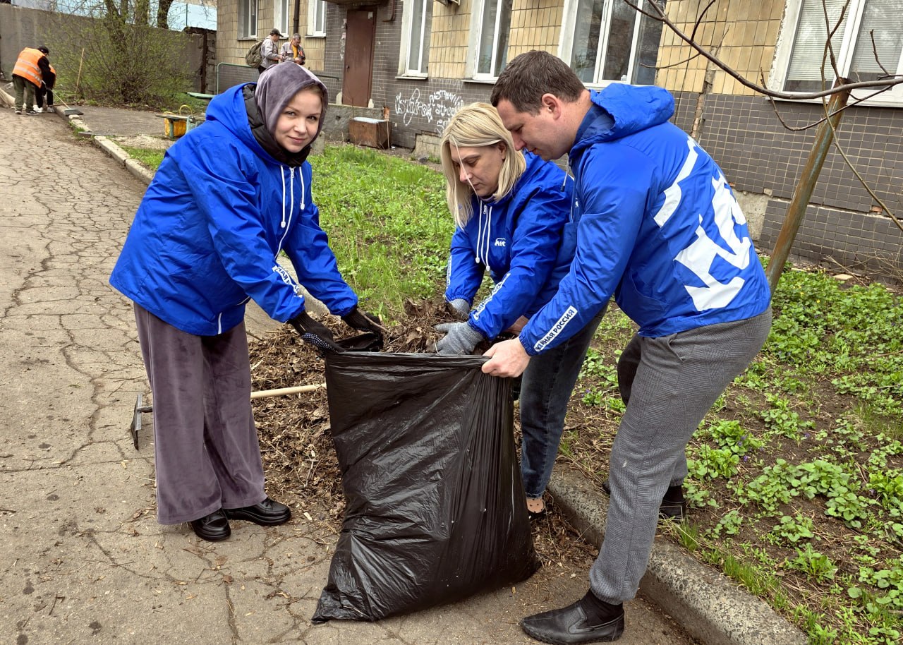 Иван Адамец: В рамках единого санитарного дня «Чистый четверг», сотрудники управы Куйбышевского района совместно со специалистами Единого регионального фонда провели работы по благоустройству на придомовой территории по...