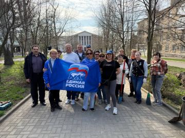 Сегодня, 4 апреля 2026 года, в рамках проектов "Донбасс Наш Дом" и "Городская Среда", реализуемых Единой Россией, в Кировском районе города Донецк продолжают проходить субботники