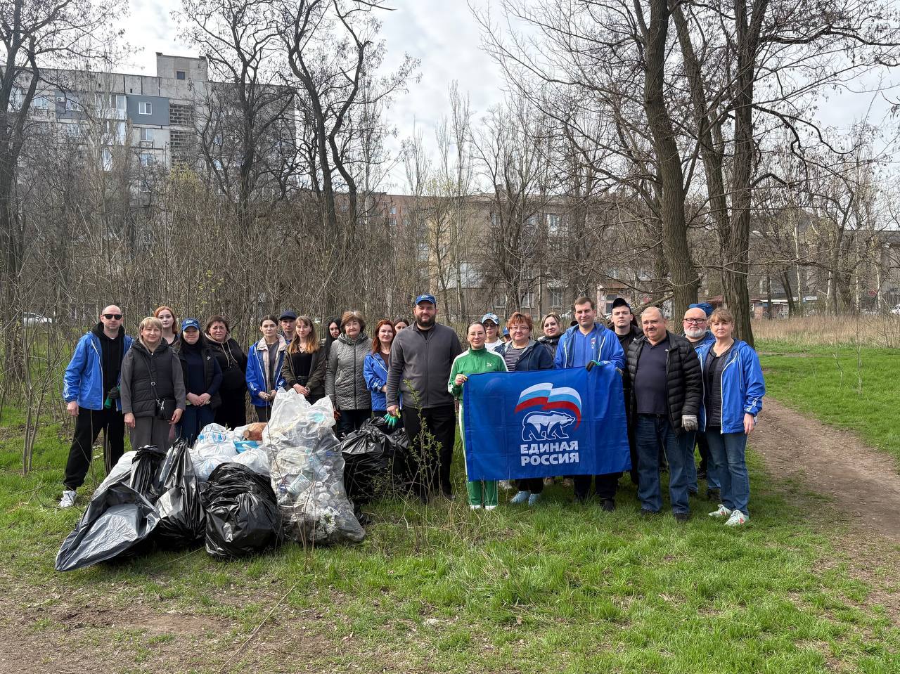 Сегодня, 4 апреля, в рамках партийного проекта «Донбасс - наш дом», реализуемого Единой Россией, на территории Ленинского внутригородского района прошел субботник