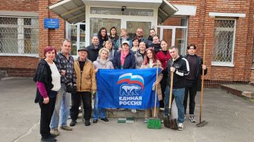 К субботнику присоединились сотрудники общеобразовательных учреждений Кировского внутригородского района города Донецк!