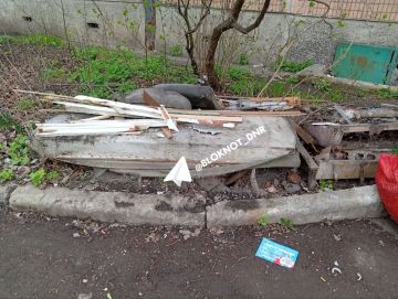 Жители Словацкой, 59 в Донецке жалуются на крупный мусор у подъезда, который не вывозят уже 3 месяца