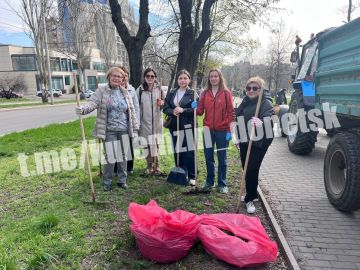 Алексей Кулемзин: Сотрудники администрации городского округа Донецк не остались в стороне — они активно включились в работу по уборке и благоустройству родного города