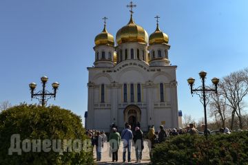 Фоторепортаж: прихожане Свято-Покровского храма в Донецке встретили Вербное воскресенье