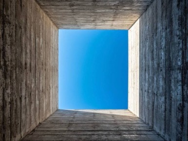 Как выяснилось, девушка захотела «острых» ощущений и провалилась между 6 и 7 этажами многоэтажки