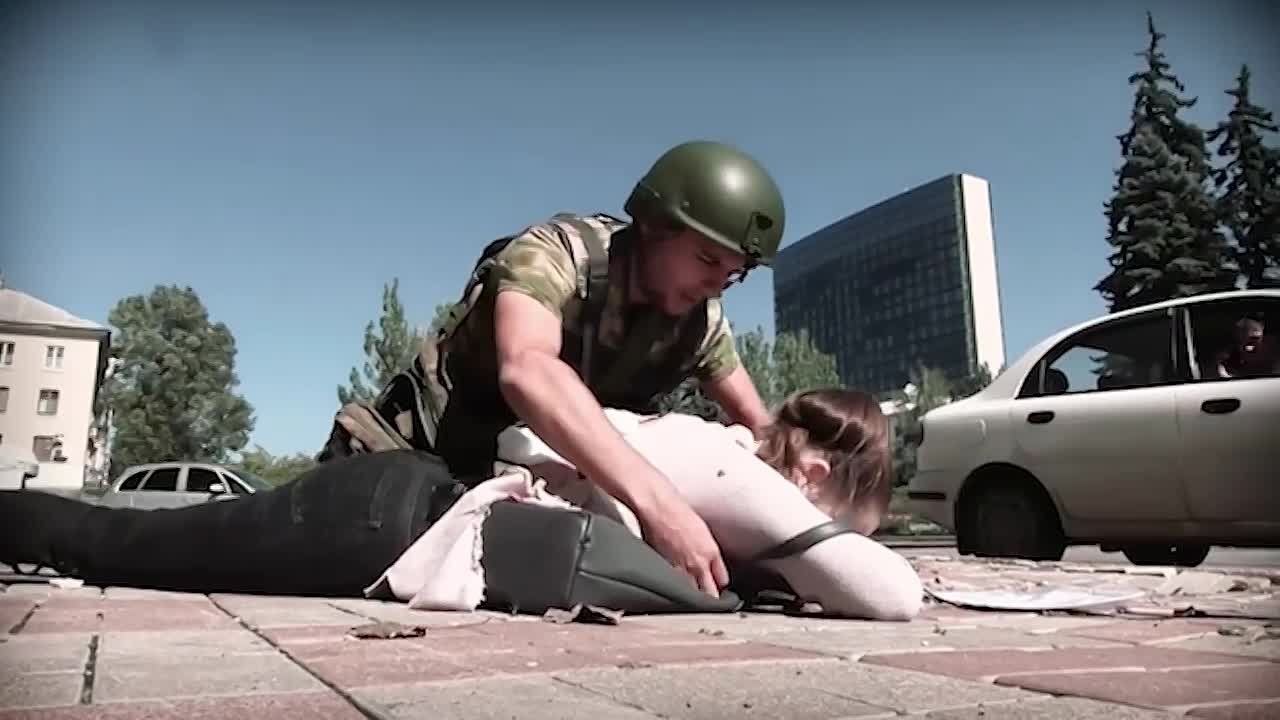 WarGonzo: Как Вандал на бульваре Пушкина спасал раненую от обстрела девушку