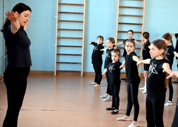 Иван Адамец: В рамках Всемирного дня здоровья сотрудники управы Куйбышевского района приняли участие в разминке, которую провели для них артисты коллектива современного танца «Синяя птица» (балетмейстер — Наталья Беликова)...