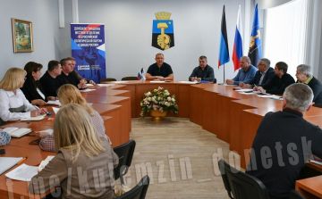 Глава г. о. Донецк Алексей Кулемзин провёл сегодня рабочее совещание по вопросам жилищно-коммунального хозяйства, санитарного состояния и благоустройства Донецка