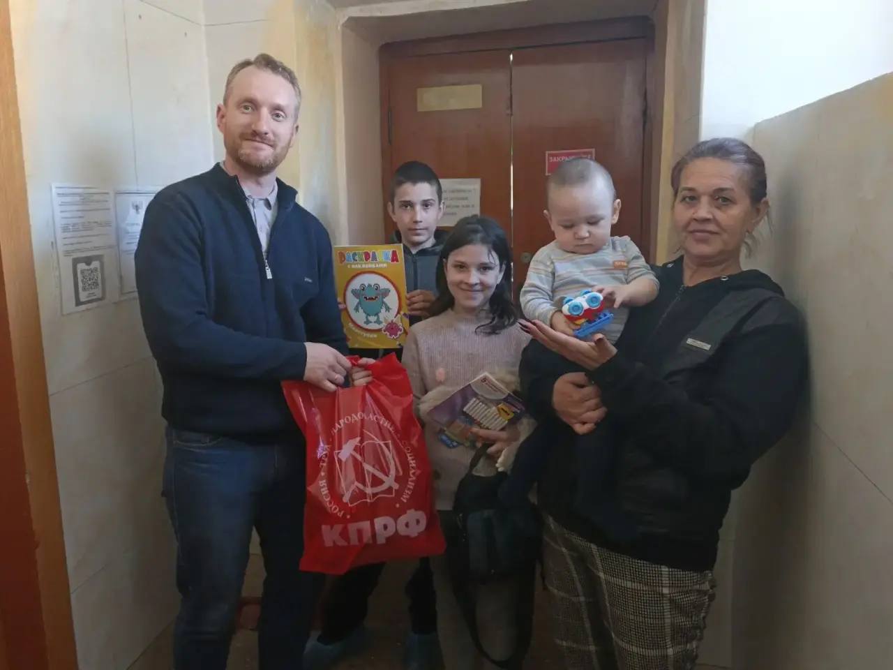 Станислав Ретинский передал гуманитарную помощь переселенцам из Димитрова