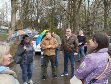 Сегодня, 8 апреля 2026 года, в рамках проектов «Управдом» и "Школа ЖКХ", провел встречу с жителями по адресу: ул. Кольцова, 25