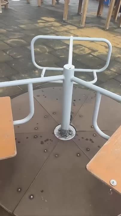 Жители жалуются на состояние каруселей на детской площадке на Восточном в Макеевке