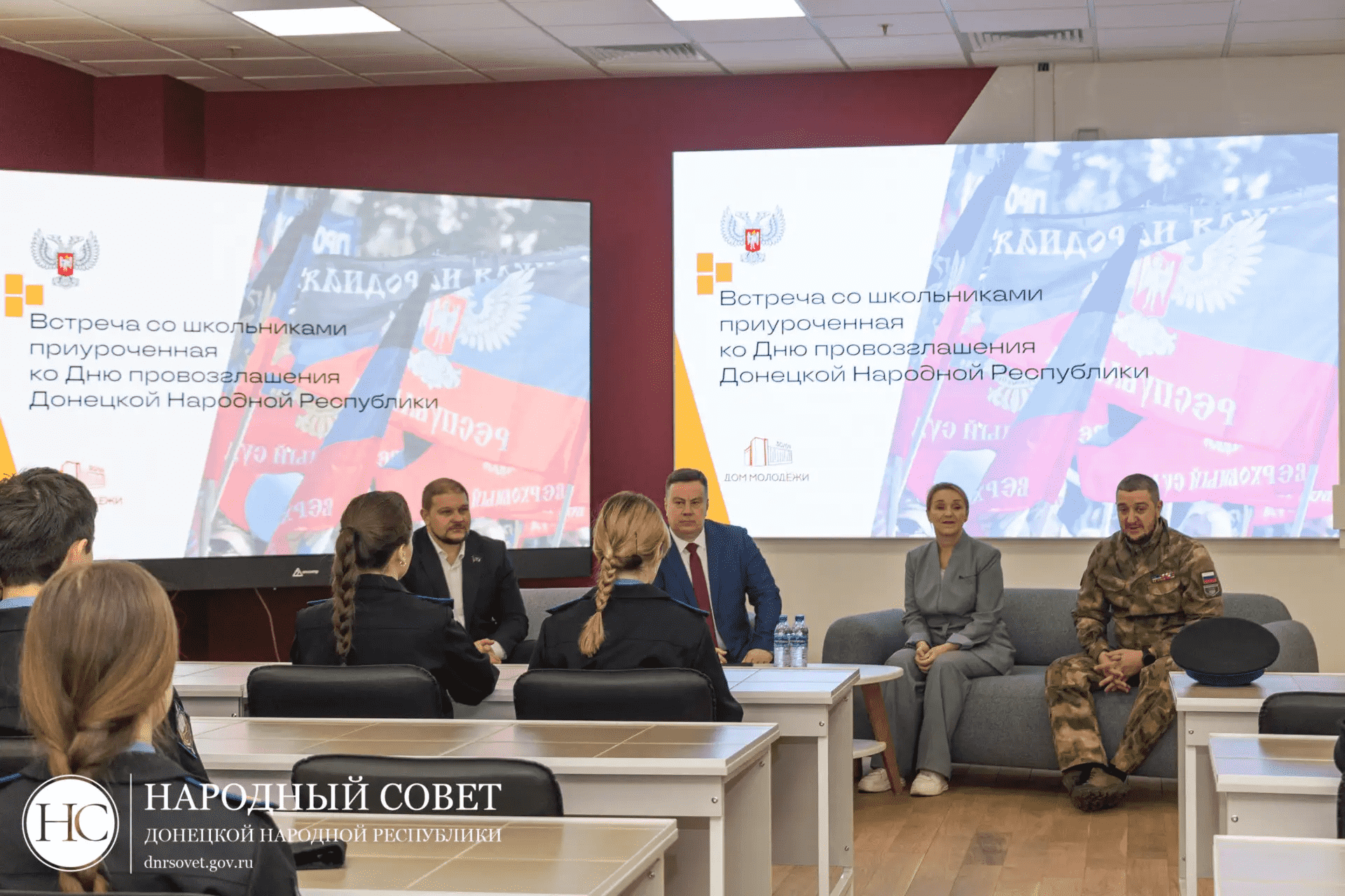 Диалог на равных: Константин Кузьмин и депутаты парламента пообщались с молодежью