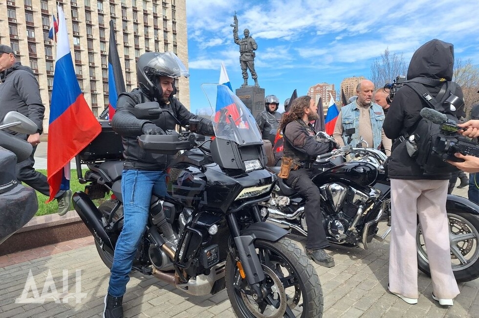 В Донецке прошел мотопробег в День провозглашения ДНР