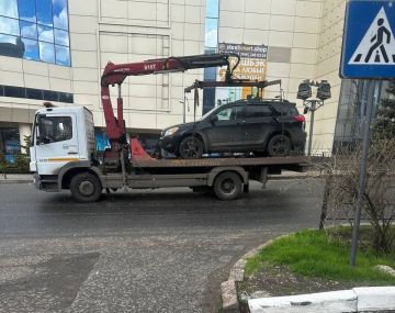 Эвакуатор работает возле Донецк-Сити