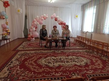 Сегодня, 9 апреля 2026 года, в рамках проектов «Управдом» и "Школа ЖКХ", депутат Донецкого городского Совета ДНР Ася Горшкова провела встречу с трудовым коллективом ГКДОУ "Детский сад общеразвивающего вида № 69 г. о. Донецк"...